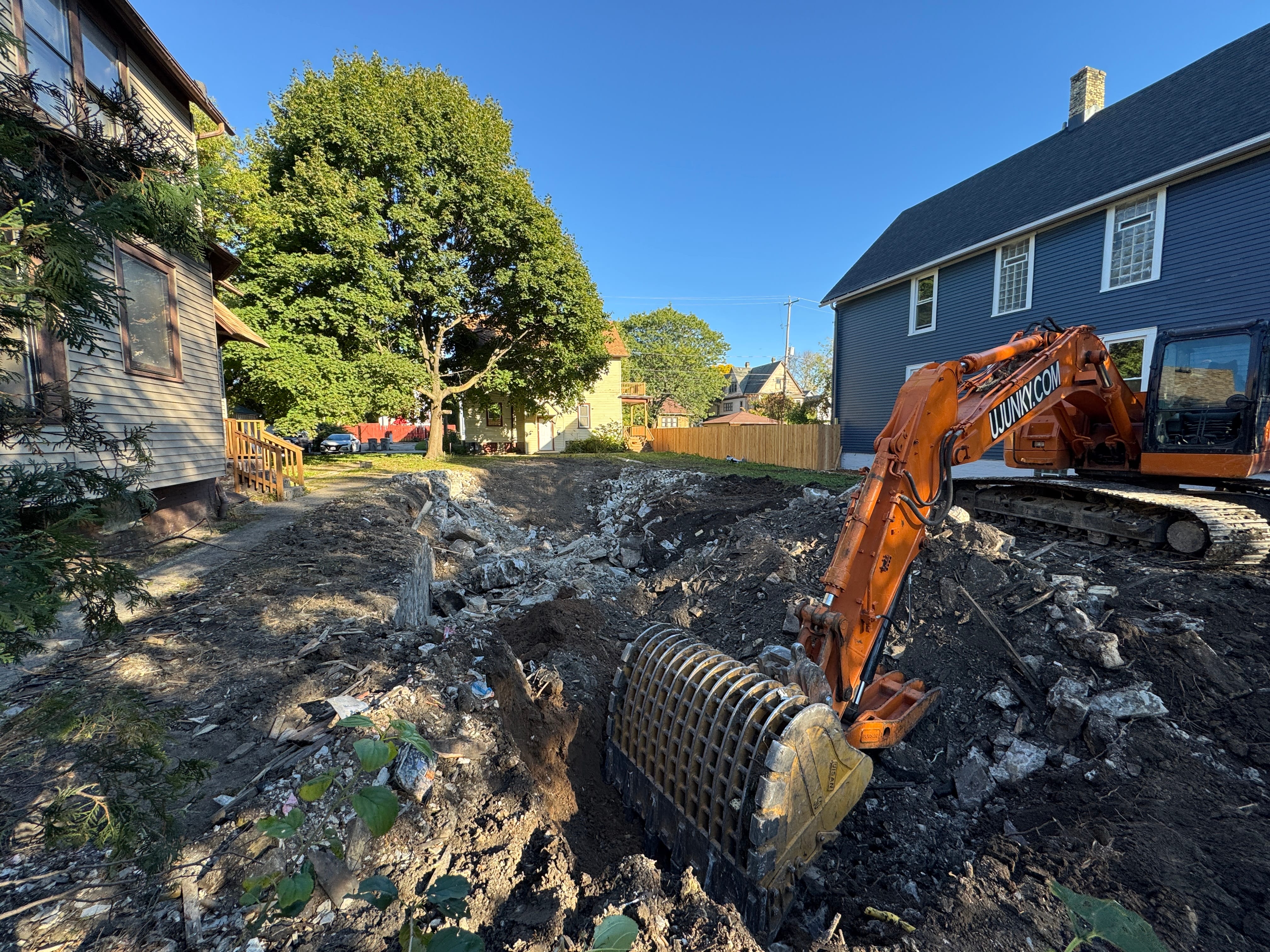 Excavator performing sewer excavation in Milwaukee