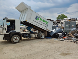 UJUNKY truck carrying junk